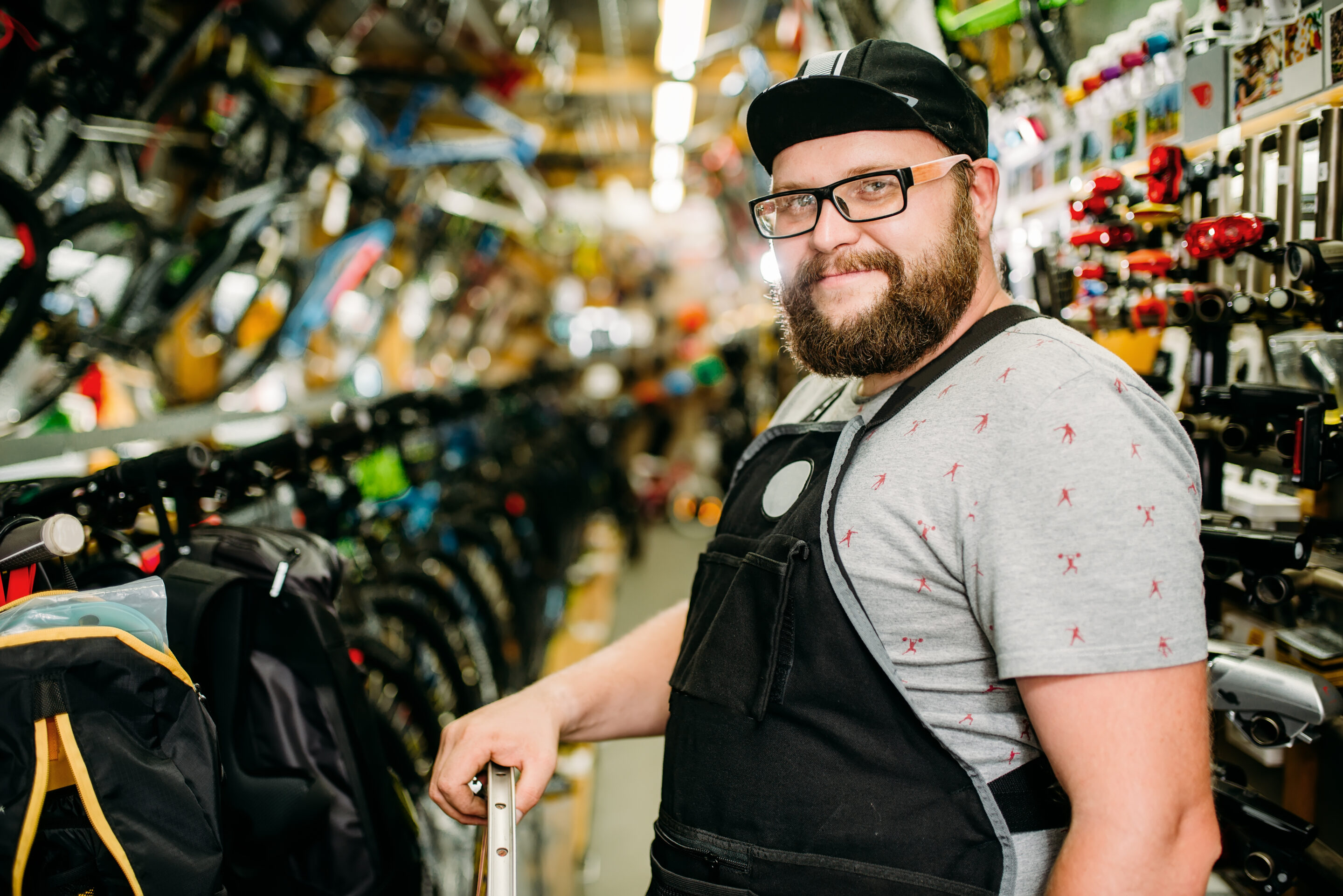 ©Nomad_Soul - stock.adobe.com Bicycle mechanic with wheel in bike shop ©Nomad_Soul - stock.adobe.com