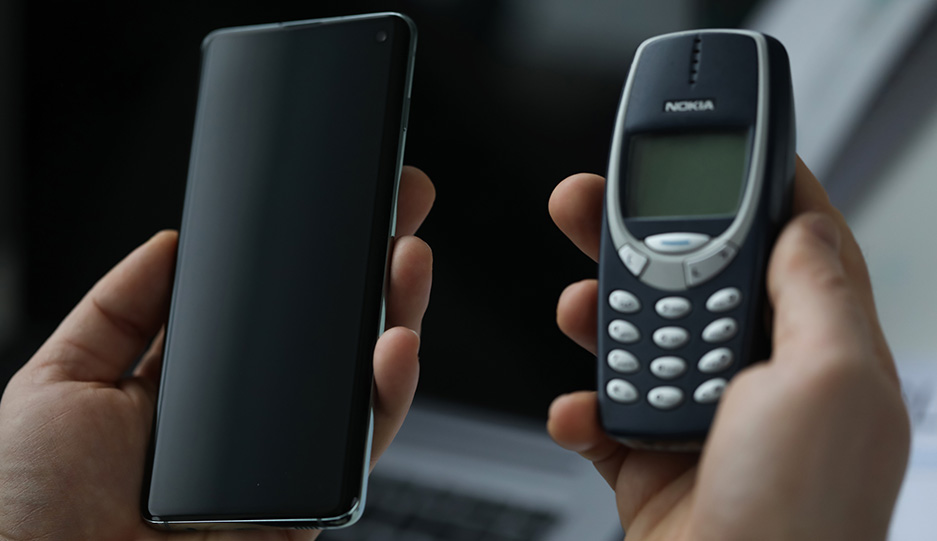 altes Nokia Handy vs. Smartphone von Nokia