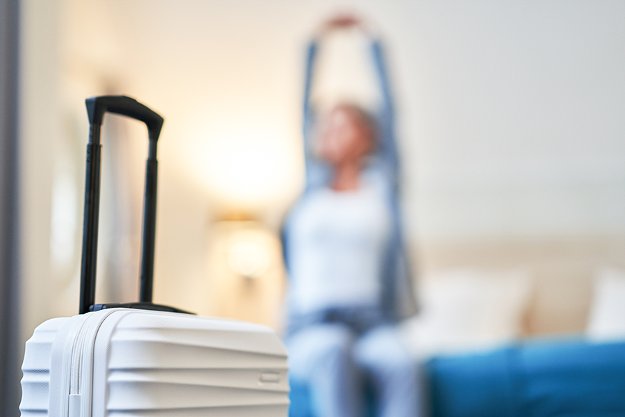 Businesswoman resting in hotel room Was gilt bei der Dienstreise als Arbeitszeit?