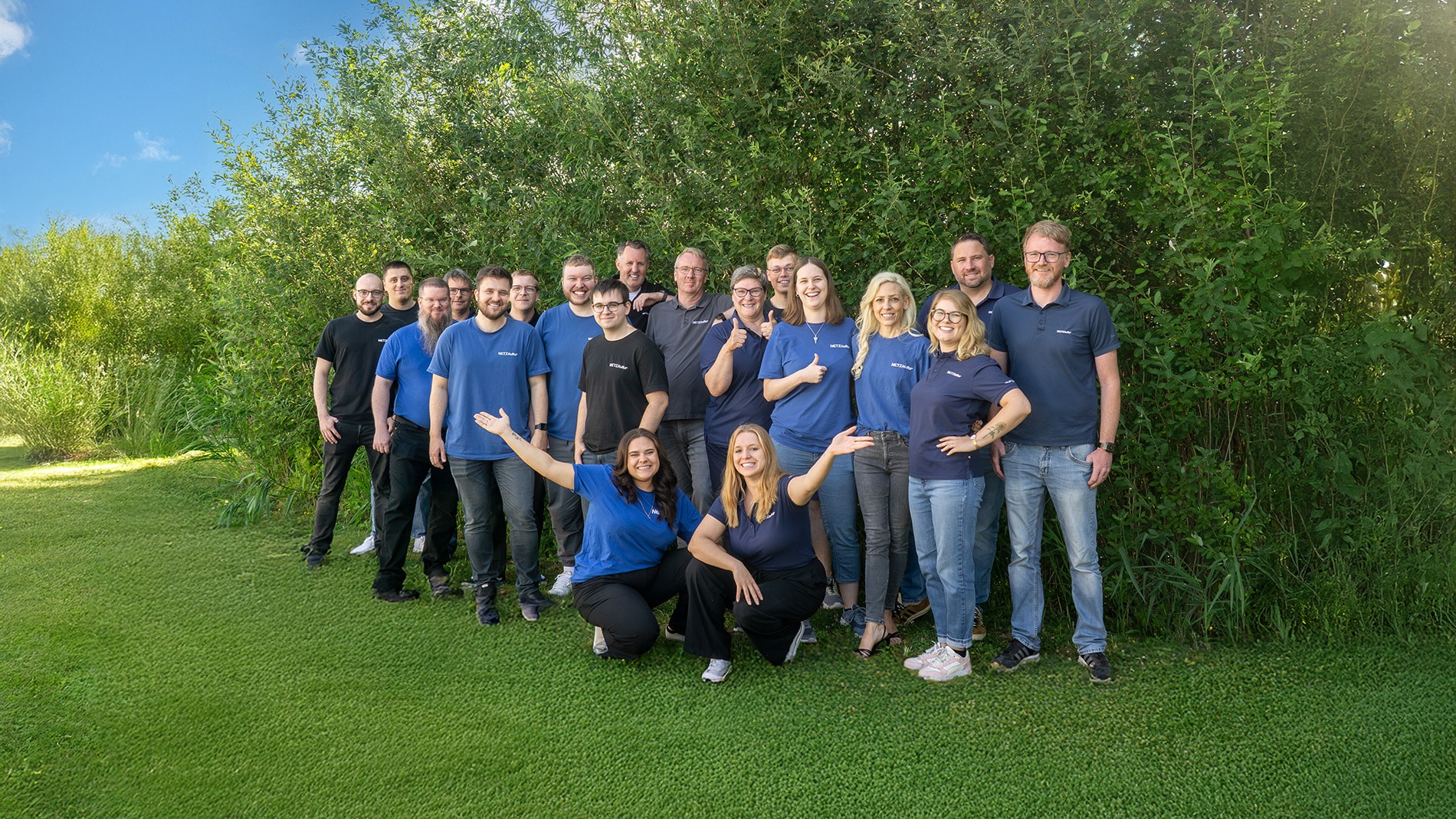 NETZkultur Team Gruppenfoto im Grünen